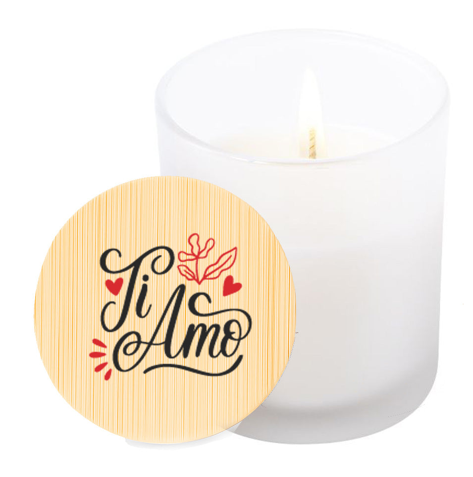Vela aromática de vainilla en tarro de cristal translúcido con tapa de bambú y mensaje impreso en colores rojo y negro. Ti amo