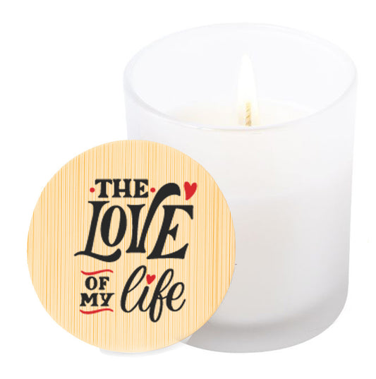 Vela aromática de vainilla en tarro de cristal translúcido con tapa de bambú y mensaje impreso en colores rojo y negro. The love of my life.