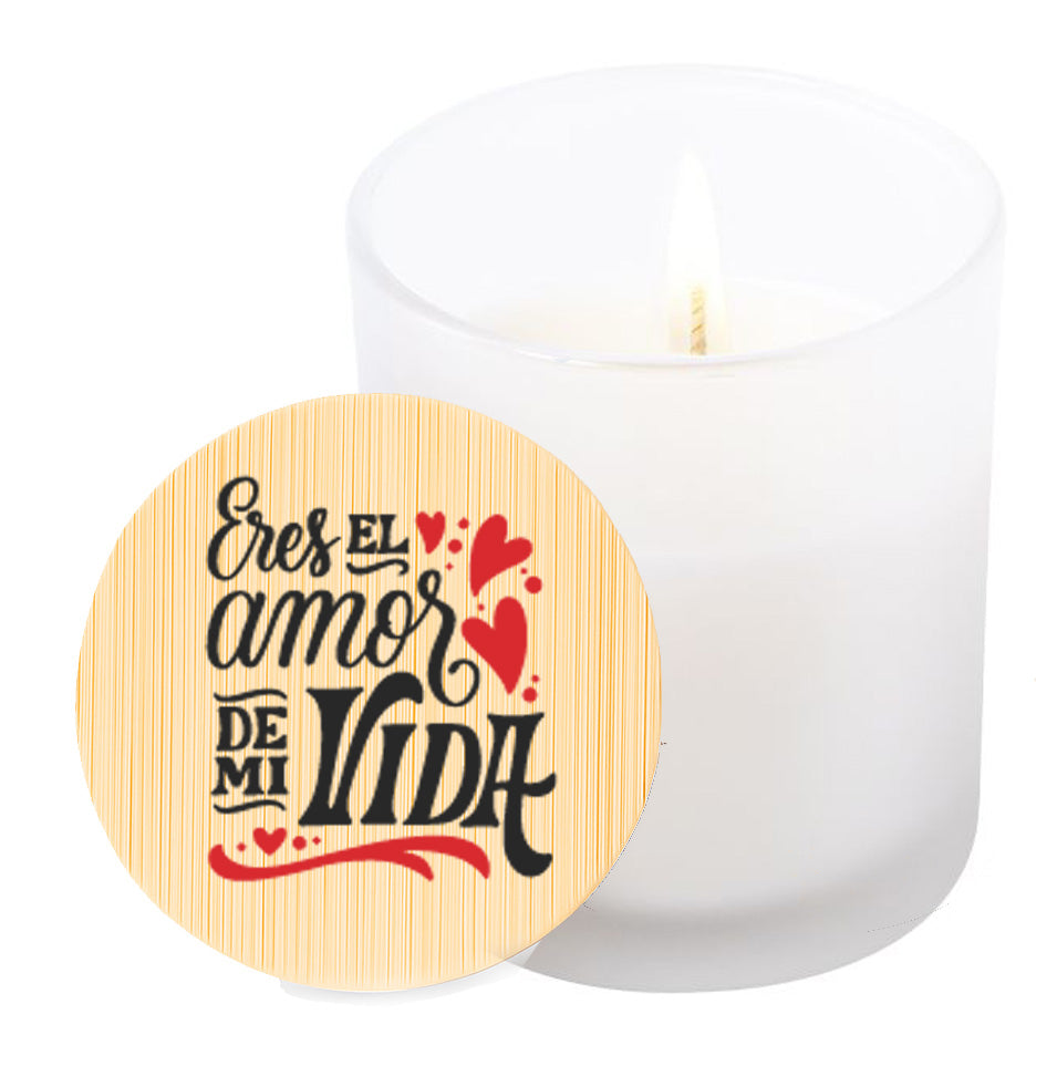 Vela aromática de vainilla en tarro de cristal translúcido con tapa de bambú y mensaje impreso en colores rojo y negro. Eres el amor de mi vida
