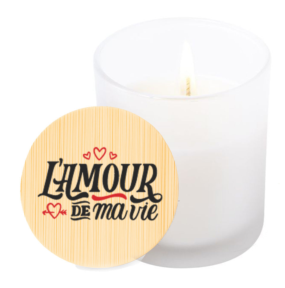 Vela aromática de vainilla en tarro de cristal translúcido con tapa de bambú y mensaje impreso en colores rojo y negro. L'Amour de ma vie