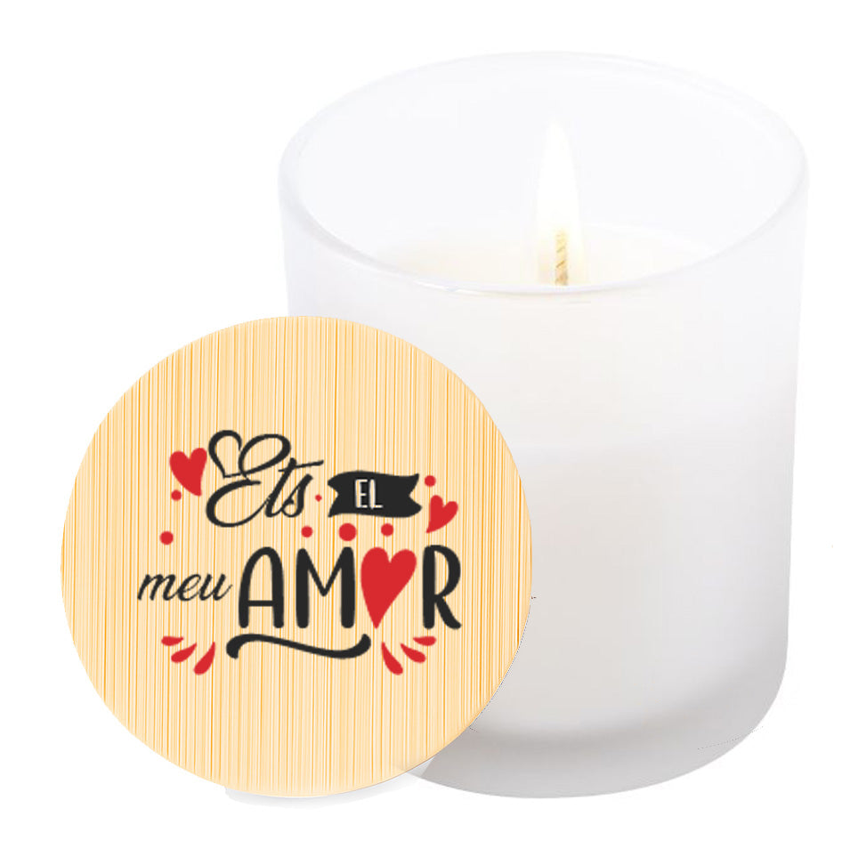 Vela aromática de vainilla en tarro de cristal translúcido con tapa de bambú y mensaje impreso en colores rojo y negro. Ets el meu amor