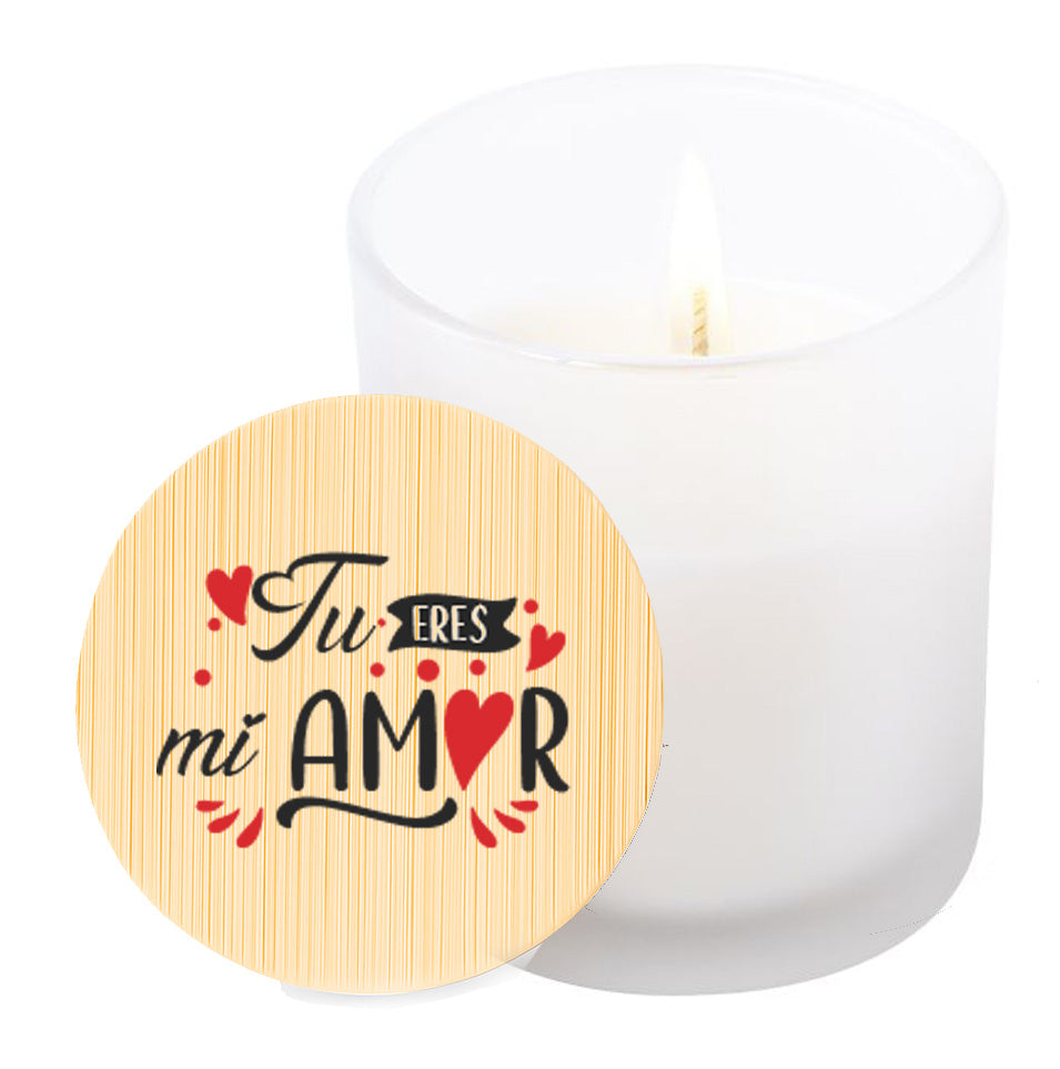 Vela aromática de vainilla en tarro de cristal translúcido con tapa de bambú y mensaje impreso en colores rojo y negro. Tu eres mi amor