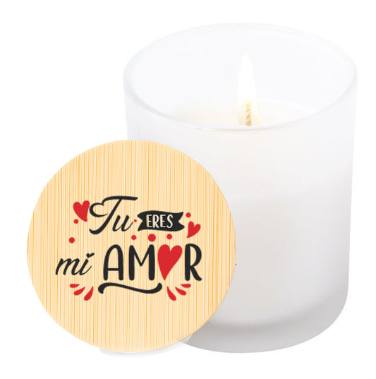 Vela aromática de vainilla en tarro de cristal translúcido con tapa de bambú y mensaje impreso en colores rojo y negro. Tu eres mi amor