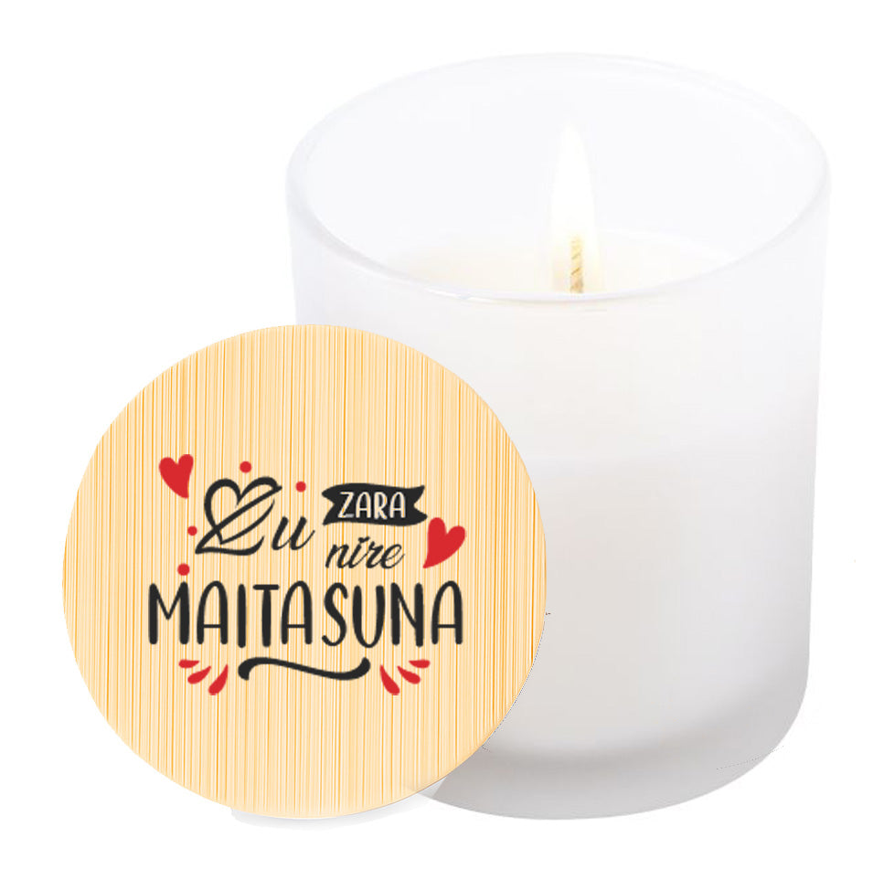 Vela aromática de vainilla en tarro de cristal translúcido con tapa de bambú y mensaje impreso en colores rojo y negro. Zu zara nire maitasuna