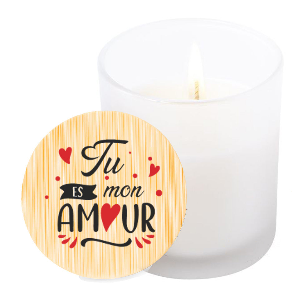 Vela aromática de vainilla en tarro de cristal translúcido con tapa de bambú y mensaje impreso en colores rojo y negro. Tu es mon amour