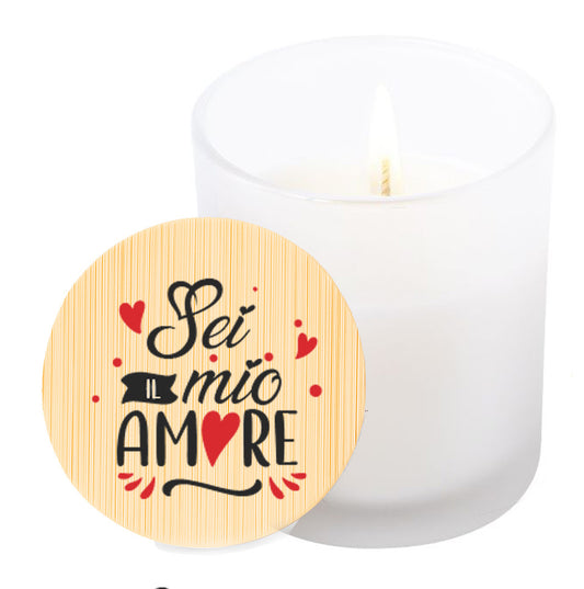 Vela aromática de vainilla en tarro de cristal translúcido con tapa de bambú y mensaje impreso en colores rojo y negro. Sei il mio amore