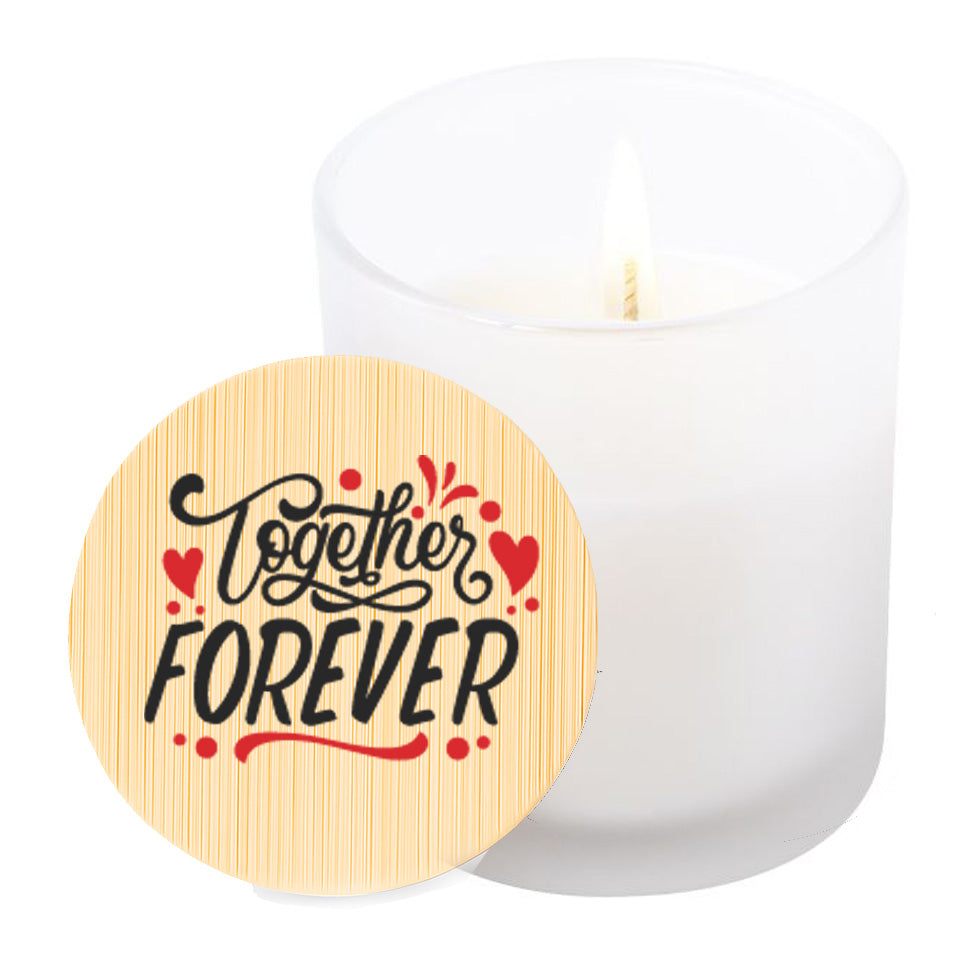 Vela aromática de vainilla en tarro de cristal translúcido con tapa de bambú y mensaje impreso en colores rojo y negro. Together Forever