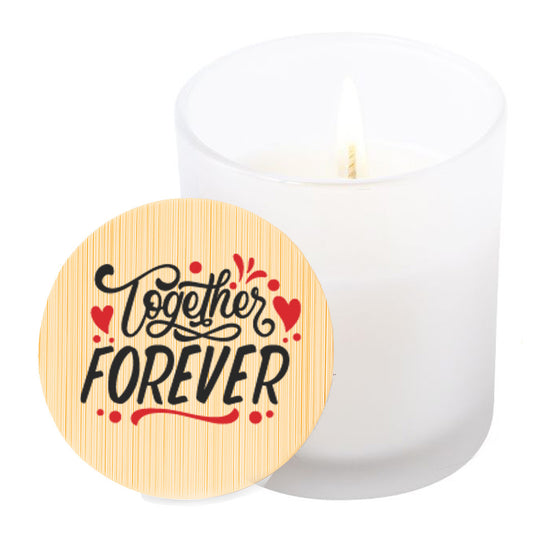 Vela aromática de vainilla en tarro de cristal translúcido con tapa de bambú y mensaje impreso en colores rojo y negro. Together Forever