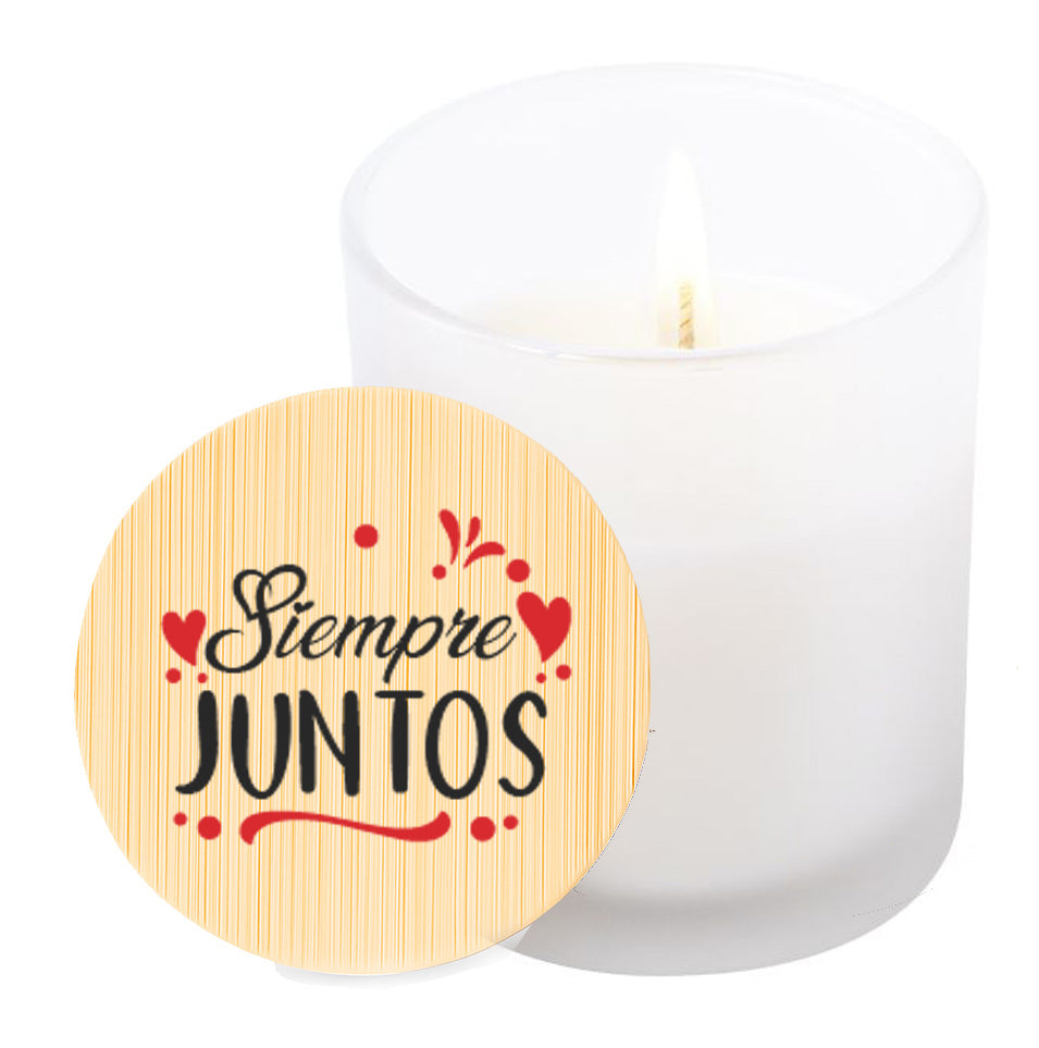 Vela aromática de vainilla en tarro de cristal translúcido con tapa de bambú y mensaje impreso en colores rojo y negro. Siempre juntos