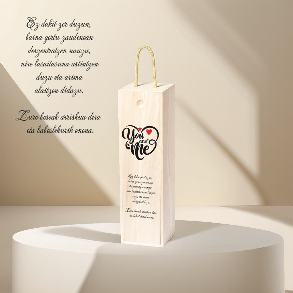 Caja para botella de vino, de madera natural de paulownia, ligera y resistente, con tapa deslizante impresa a todo color con un mensaje ideal para san valentin, parejas y enamorados. Euskera
