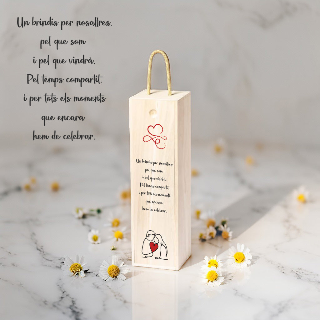 Caja para botella de vino, de madera natural de paulownia, ligera y resistente, con tapa deslizante impresa a todo color con un mensaje ideal para san valentin, parejas y enamorados. Català