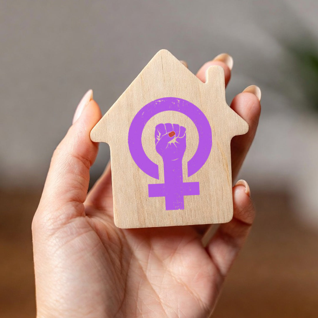 Imán casita de madera natural con mensaje del Día de la Mujer