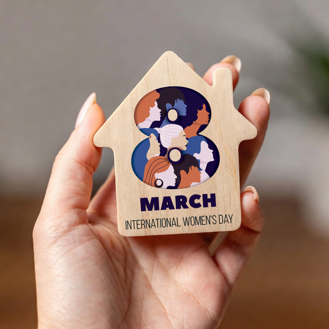Imán casita de madera natural con mensaje del Día de la Mujer