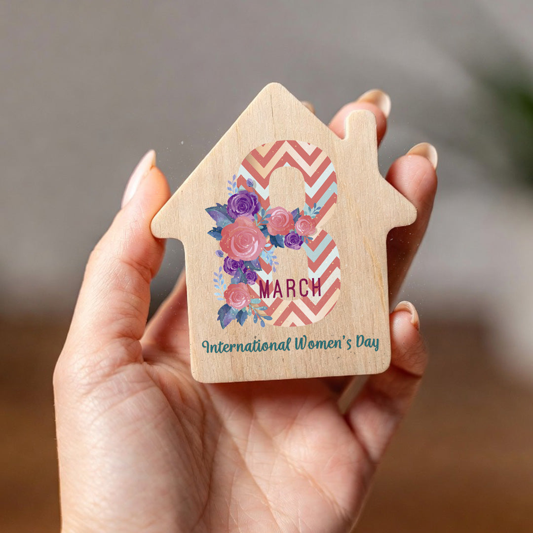 Imán casita de madera natural con mensaje del Día de la Mujer