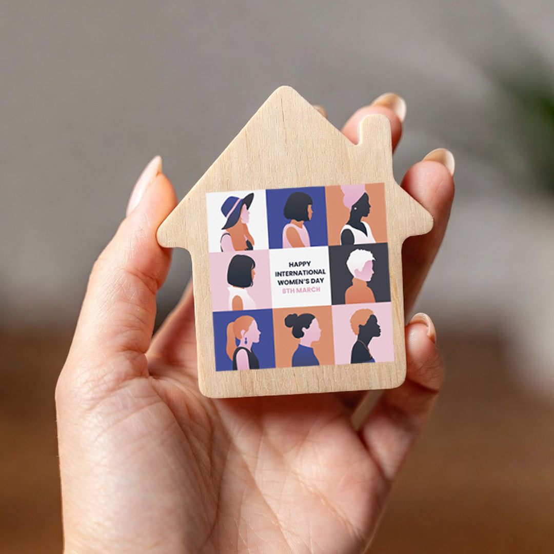 Imán casita de madera natural con mensaje del Día de la Mujer