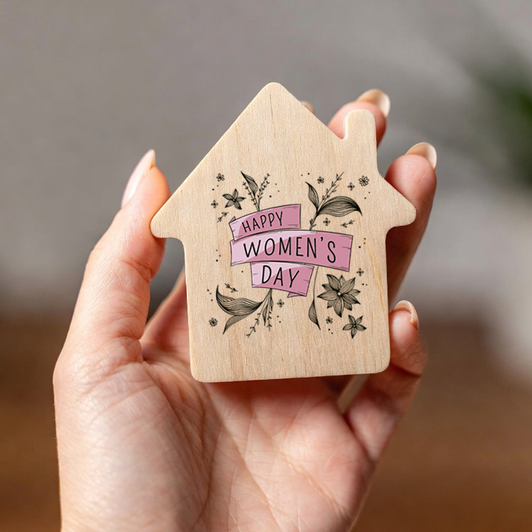 Imán casita de madera natural con mensaje del Día de la Mujer
