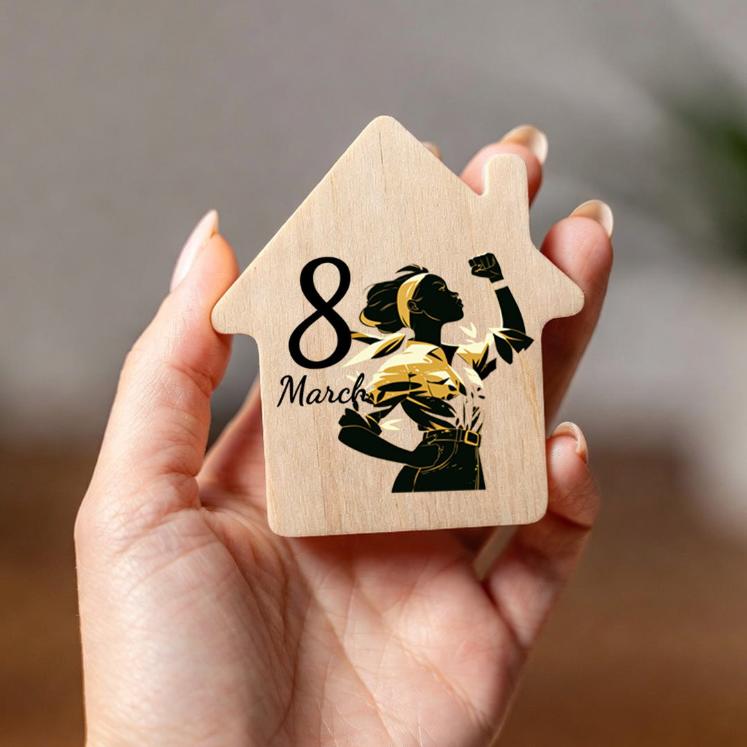 Imán casita de madera natural con mensaje del Día de la Mujer