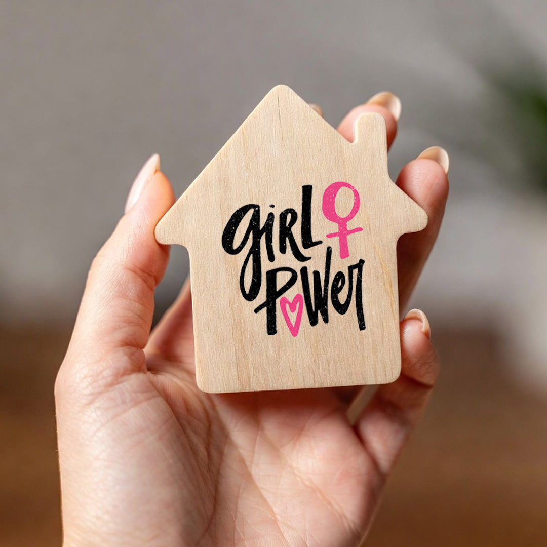Imán casita de madera natural con mensaje del Día de la Mujer