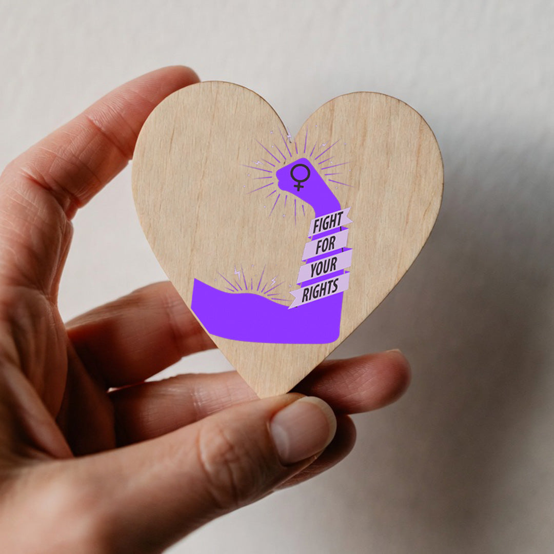 Imán corazón de madera natural con mensaje del Día de la Mujer
