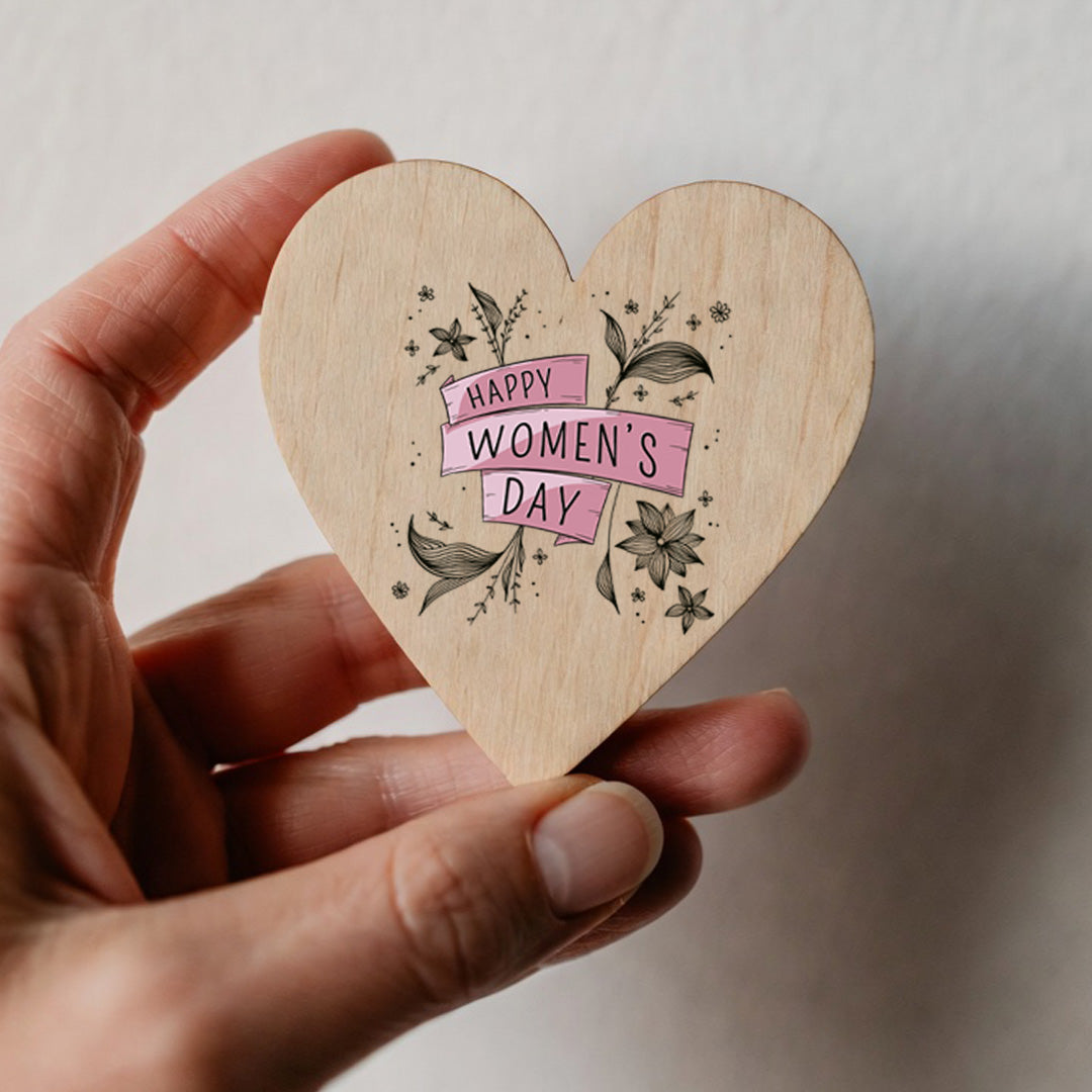 Imán corazón de madera natural con mensaje del Día de la Mujer