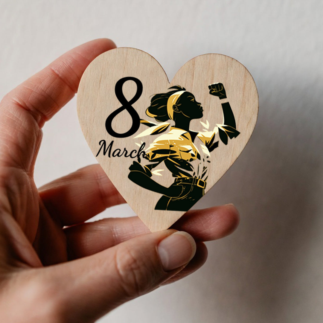 Imán corazón de madera natural con mensaje del Día de la Mujer