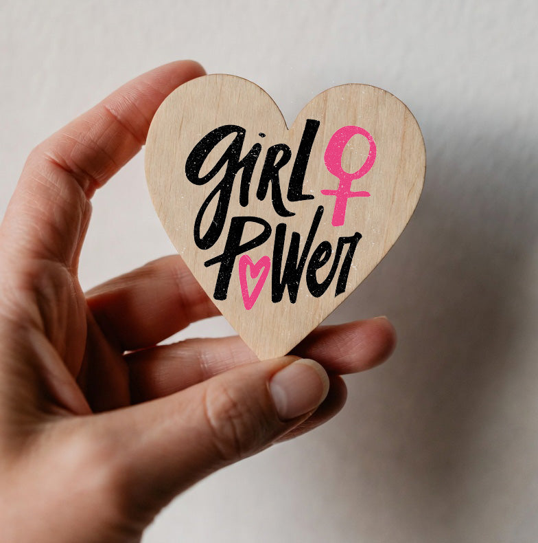 Imán corazón de madera natural con mensaje del Día de la Mujer