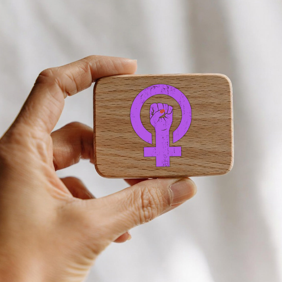 Imán rectangular de madera natural con mensaje del Día de la Mujer