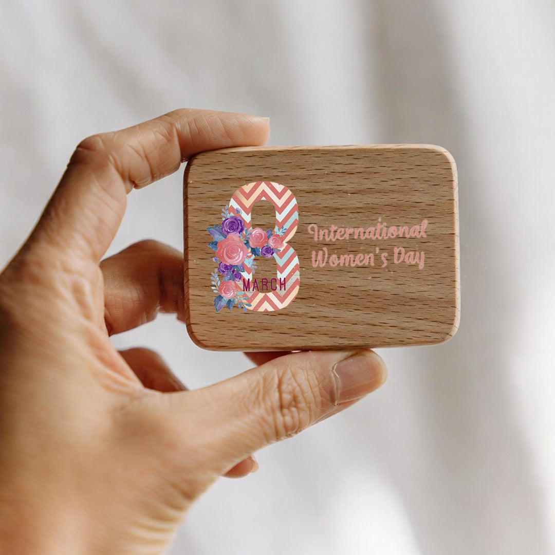 Imán rectangular de madera natural con mensaje del Día de la Mujer