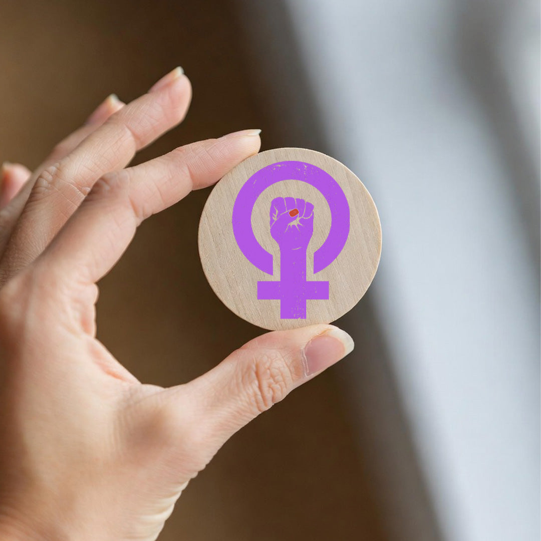 Imán redondo de madera natural con mensaje del Día de la Mujer