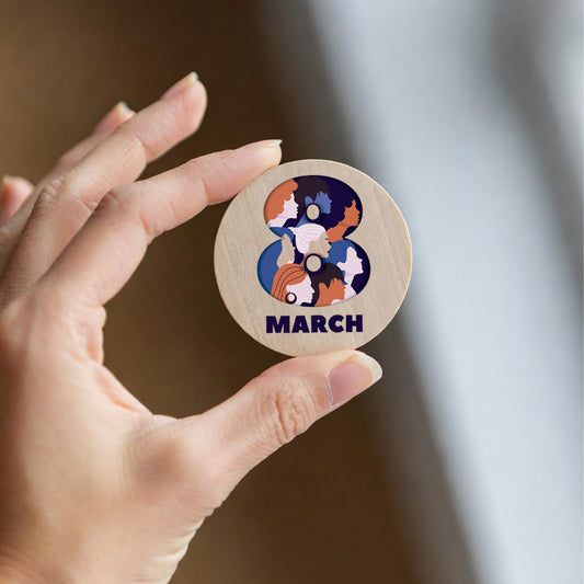 Imán redondo de madera natural con mensaje del Día de la Mujer