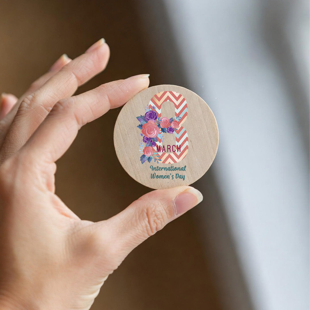 Imán redondo de madera natural con mensaje del Día de la Mujer