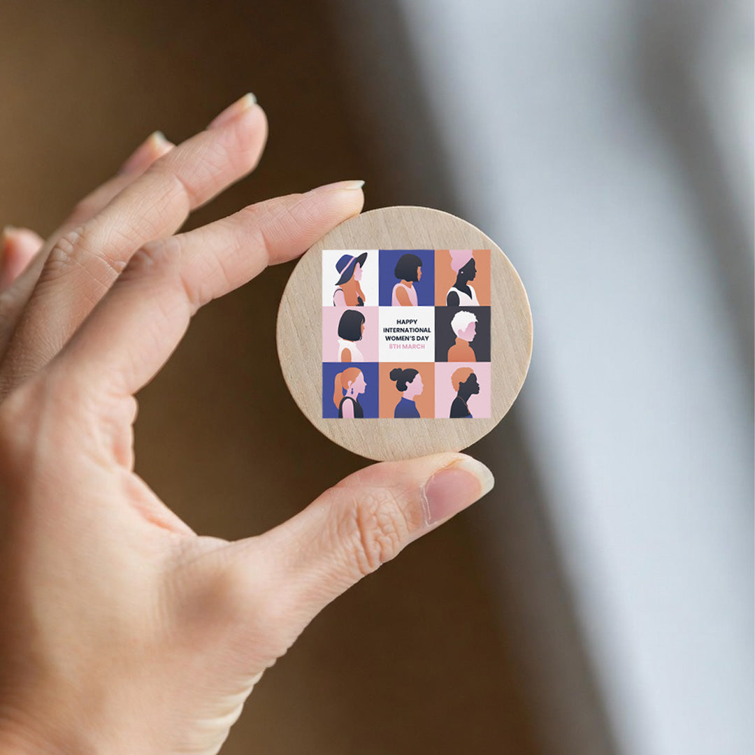 Imán redondo de madera natural con mensaje del Día de la Mujer