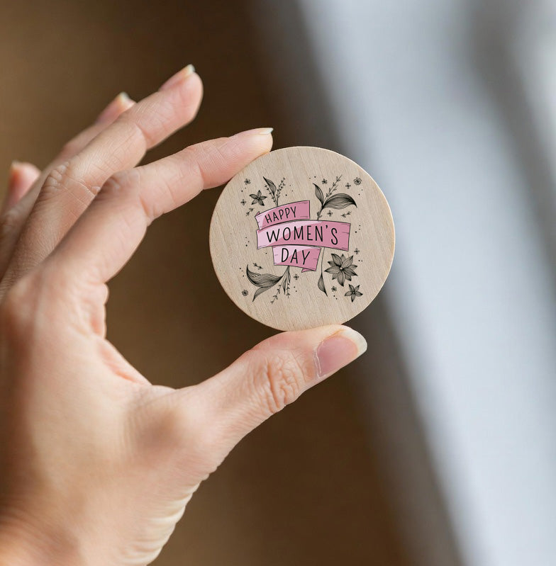 Imán redondo de madera natural con mensaje del Día de la Mujer