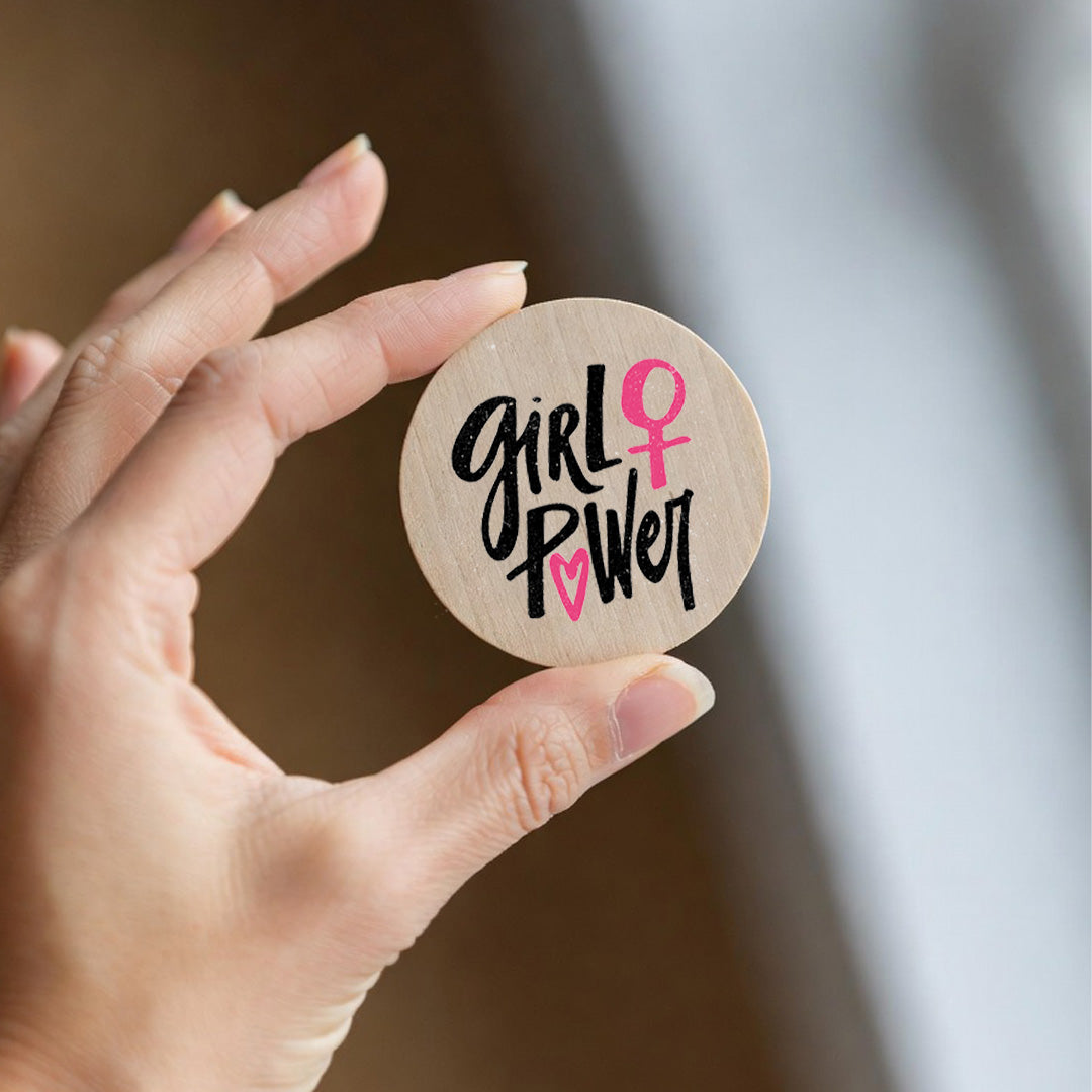 Imán redondo de madera natural con mensaje del Día de la Mujer