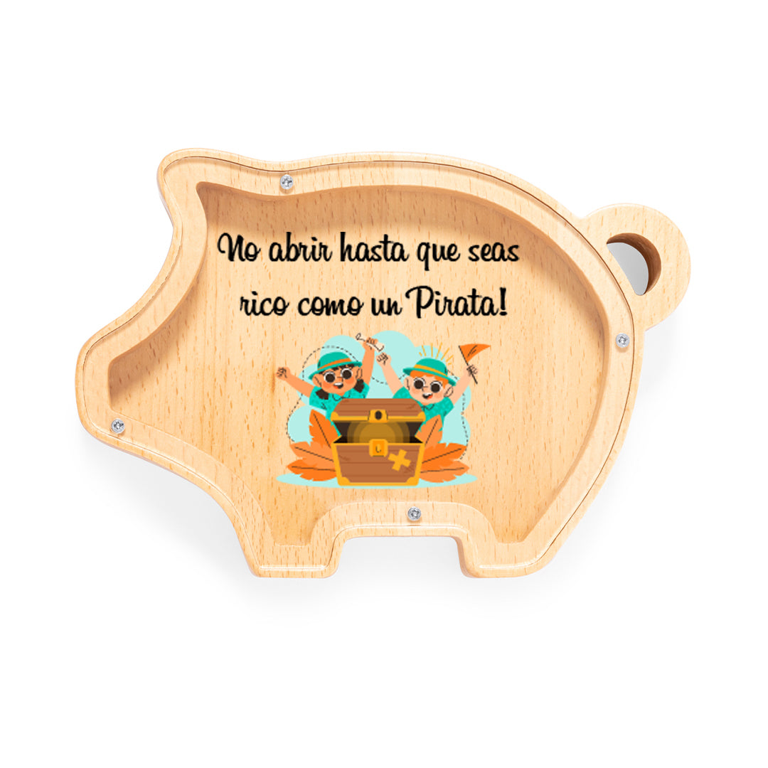 Hucha de madera con forma de cerdito y tapa de metacrilato impresa. Mensaje "No abrir hasta que seas rico como un pirata" con un dibujo infantil de un cofre de tesoro