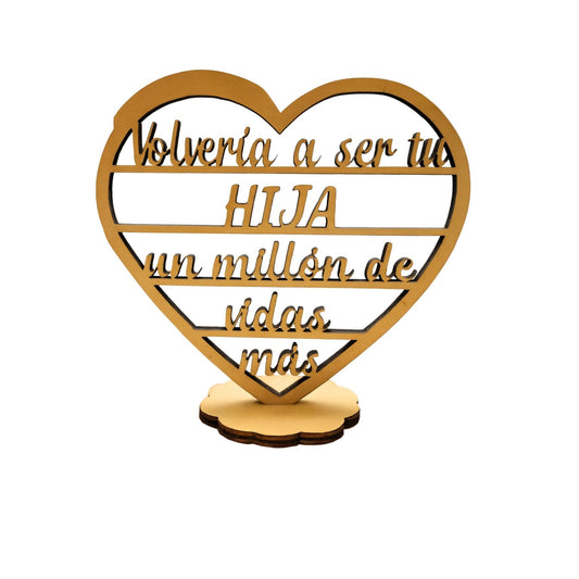 Trofeo en forma de corazón silueteado con base de madera. El corazón tiene cuatro listones horizontales donde se ponen las letras para formar el texto "Volvería a ser tu hija un millón de vidas más"