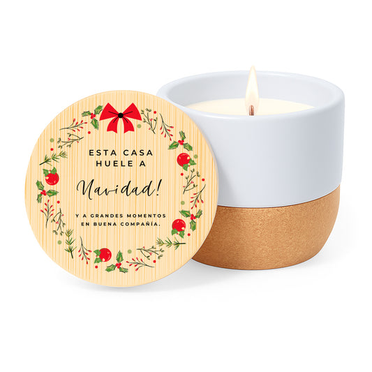 Vela con aroma de lino en tarro de cerámica con base de corcho y tapa de bambú impresa con diseño simple navideño y la frase "Esta casa huele a Navidad y a grandes momentos en buena compañía"