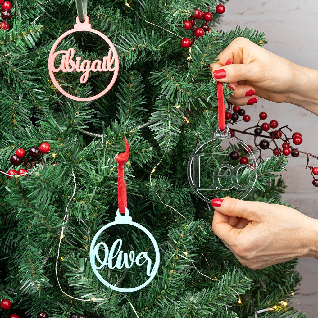 Decoración de metacrilato para el árbol de Navidad en forma de círculo con un nombre en su interior. Muestra de distintos colores a elegir.
