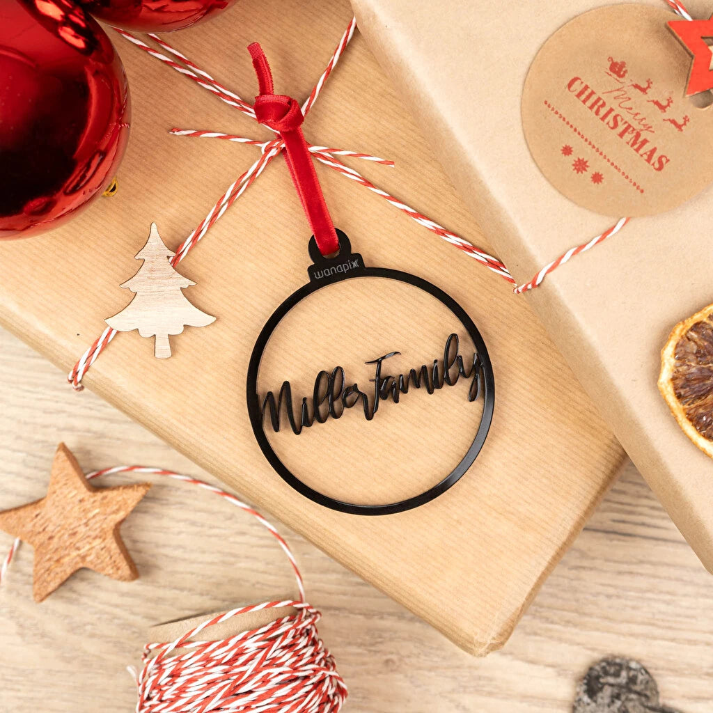 Decoración de metacrilato para el árbol de Navidad en forma de círculo con un nombre en su interior. Color negro