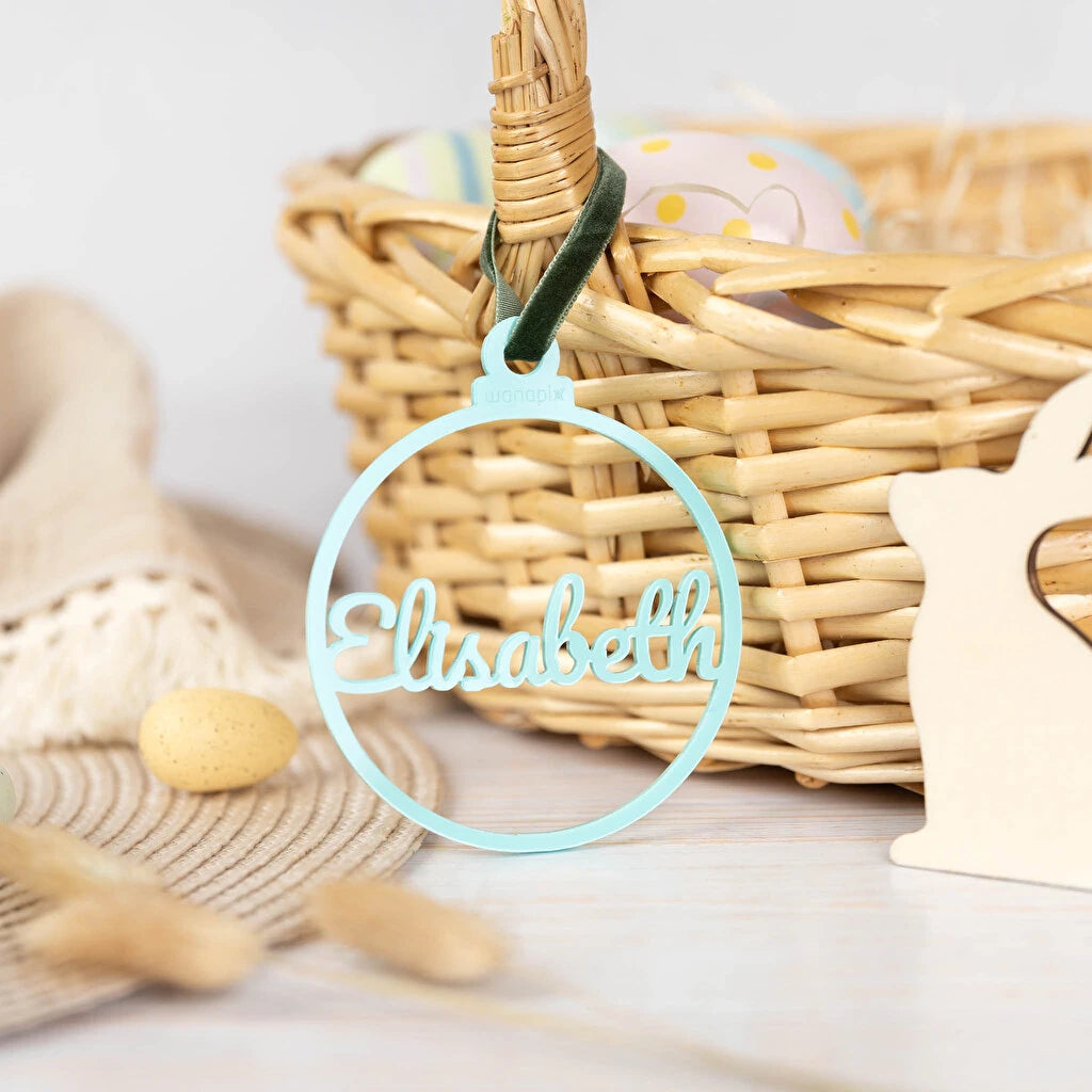 Decoración de metacrilato para el árbol de Navidad en forma de círculo con un nombre en su interior. Color Azul