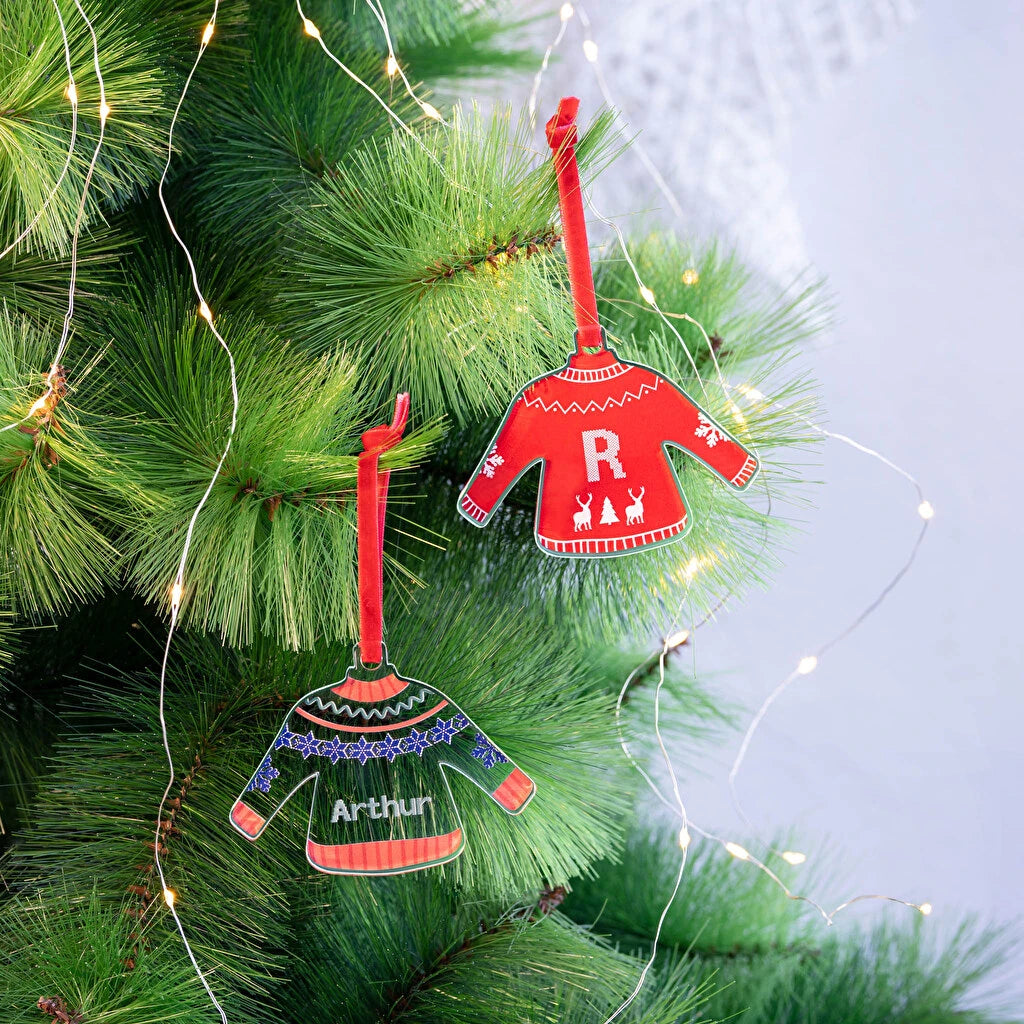 Adorno para el árbol de navidad de metacrilato en forma de jersey, personalizado con impresión directa a todo color, decorado con una cinta de terciopelo roja. 