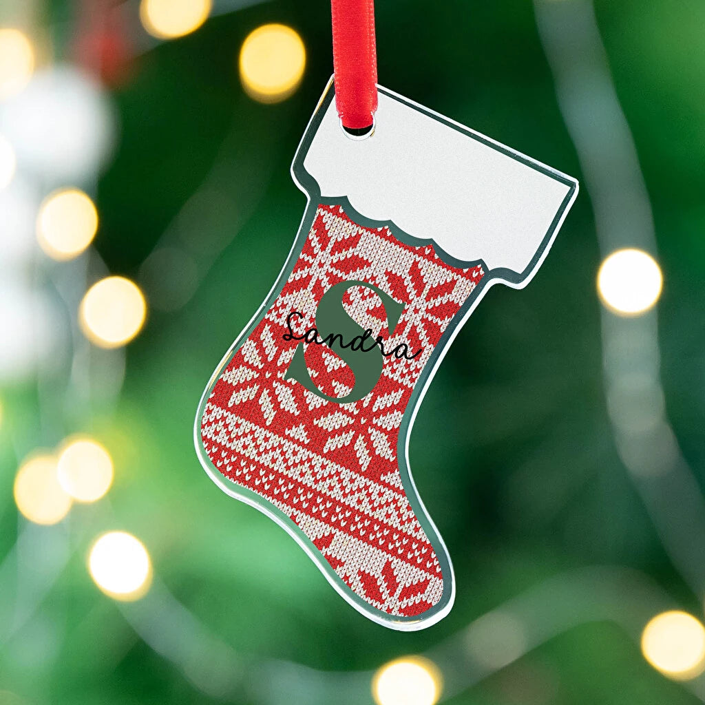 Adorno para el árbol de navidad de metacrilato en forma de calcetín, personalizado con impresión directa a todo color, decorado con una cinta de terciopelo roja. 
