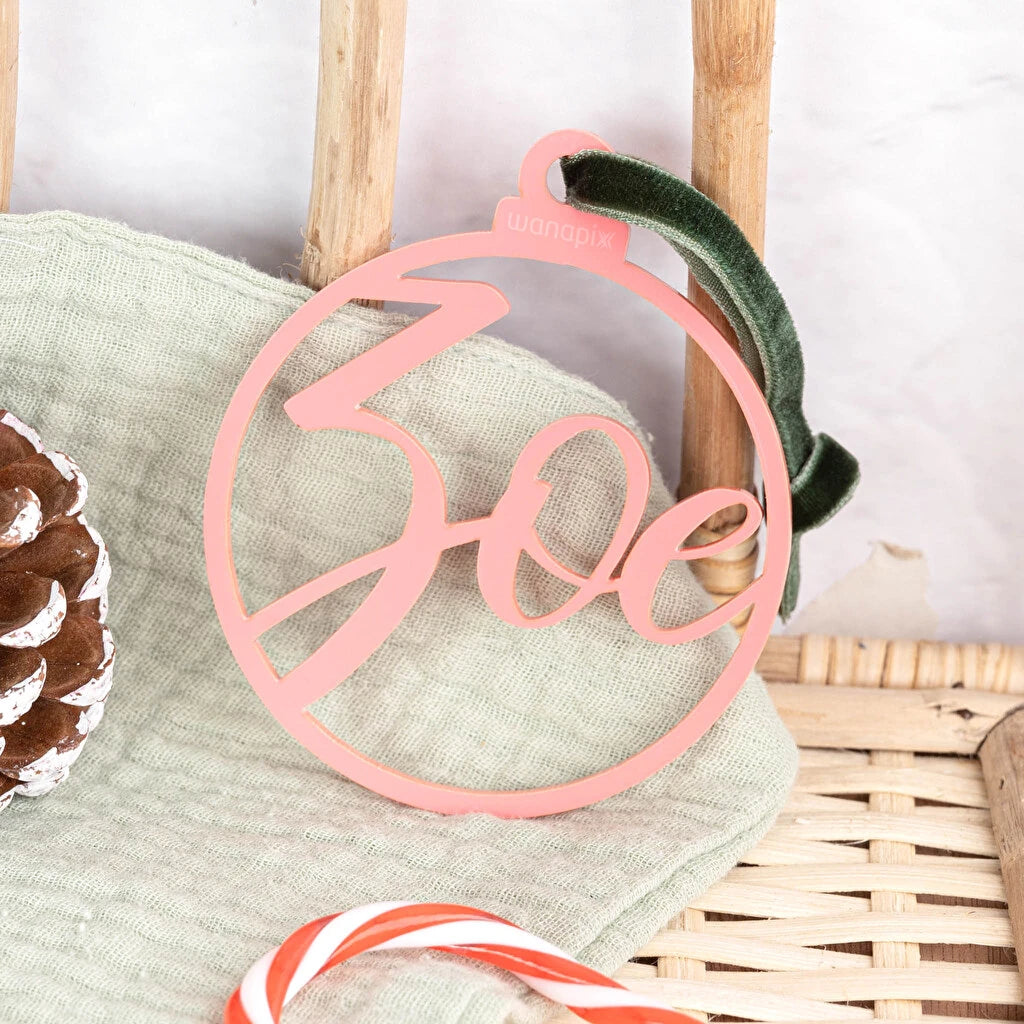 Decoración de metacrilato para el árbol de Navidad en forma de círculo con un nombre en su interior. Color rosa