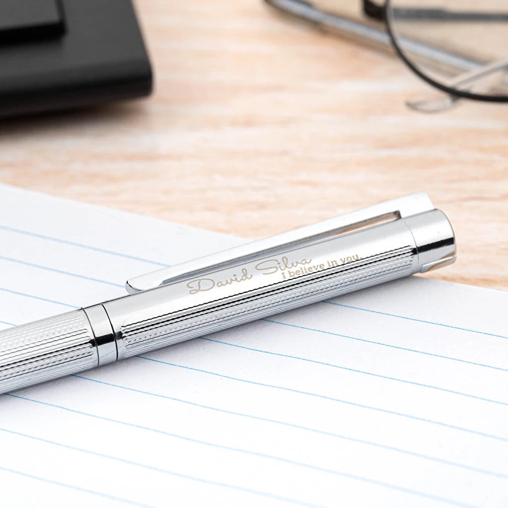 Bolígrafo metálico Seth con acabado plateado y grabado láser personalizado. Ideal para regalos elegantes y detalles únicos.