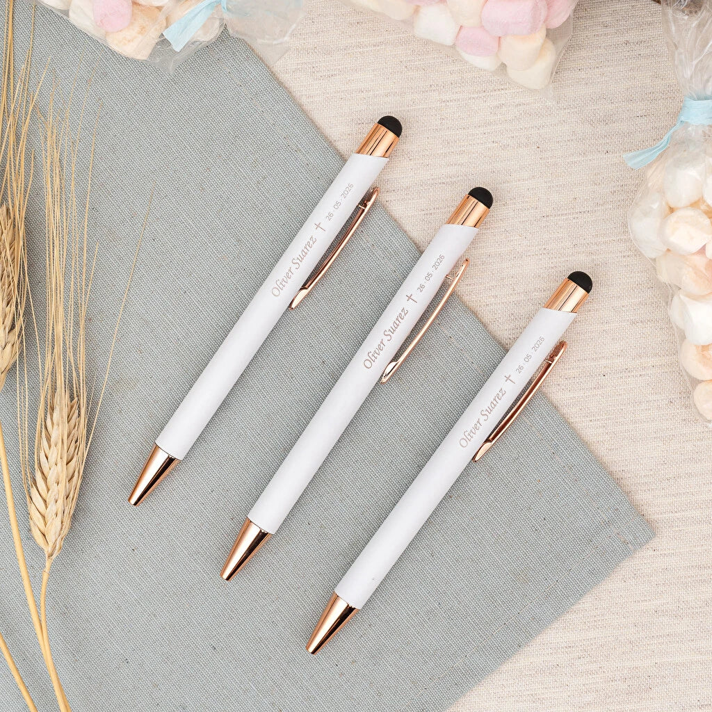 Bolígrafo de aluminio con puntero táctil, acabado caucho y tinta azul. Color Blanco, personalizados con grabado láser de alta precisión. Regalo ideal para eventos.