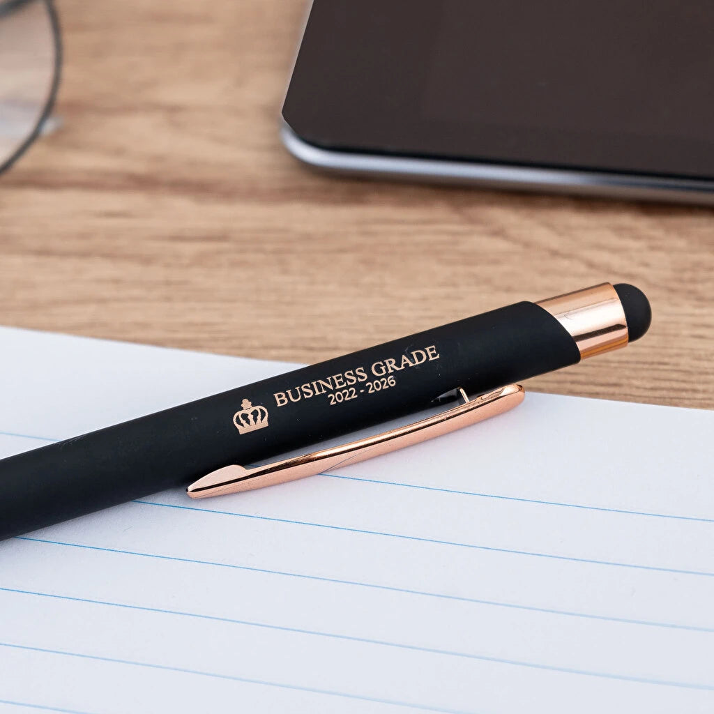 Bolígrafo de aluminio con puntero táctil, acabado caucho y tinta azul. Color Negro, personalizados con grabado láser de alta precisión. Regalo ideal para eventos.