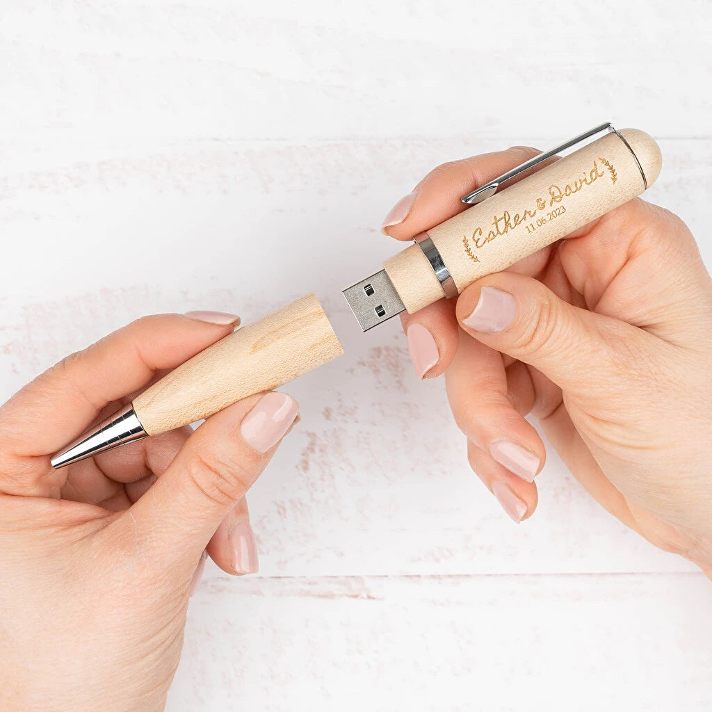 Bolígrafo USB de madera con 16 GB y tinta negra, personalizable con grabado láser. Un regalo práctico y sostenible para eventos y empresas.