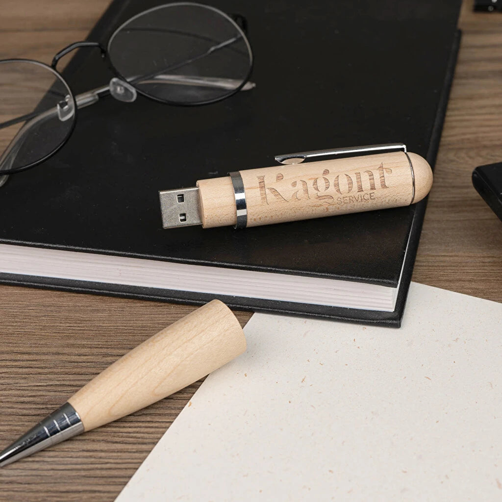 Bolígrafo USB de madera con 16 GB y tinta negra, personalizable con grabado láser. Un regalo práctico y sostenible para eventos y empresas.