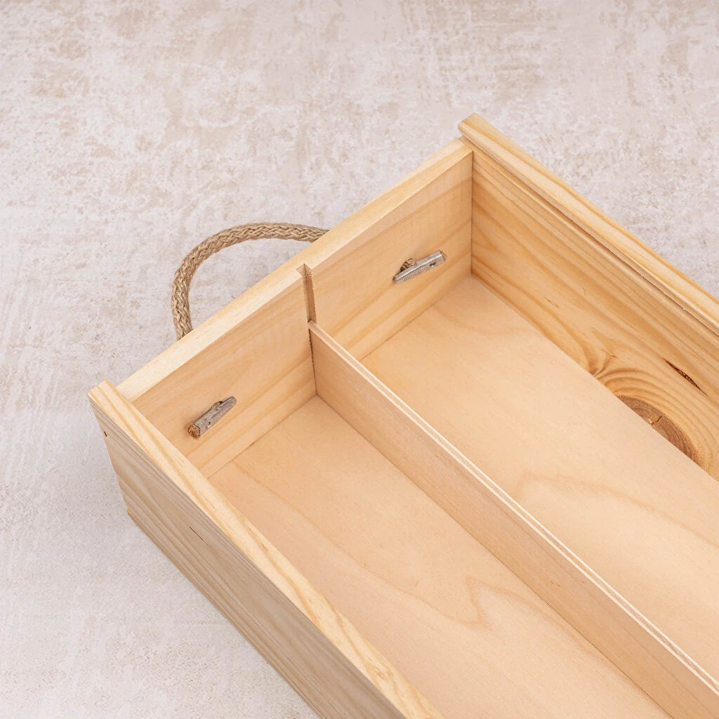 Interior de la caja de madera para dos botellas de vino con separación de madera para proteger las botellas.