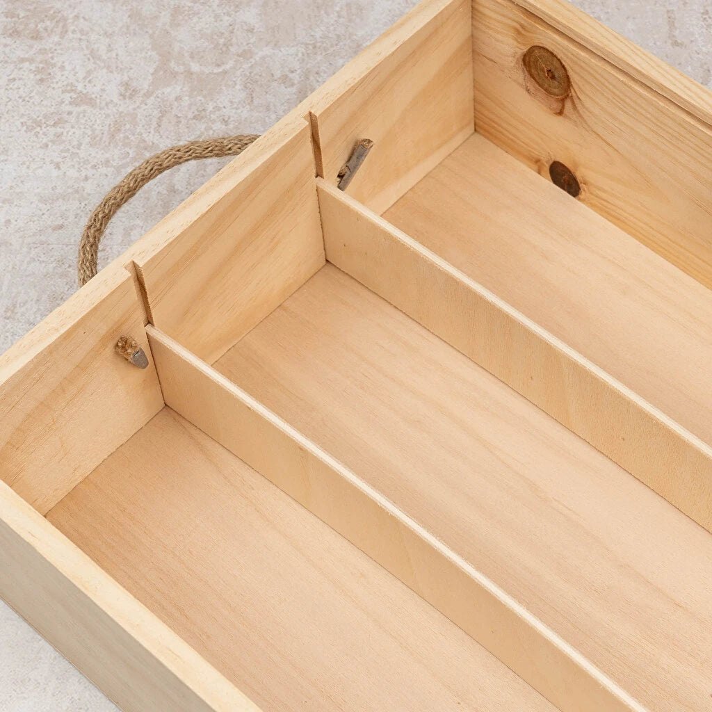 Interior de la caja personalizada para tres botellas de vino, detalle de la separación de madera para la protección de las tres botellas